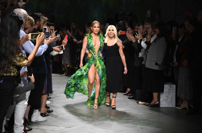 Versace судится с Fashion Nova за плагиат платья Дженнифер Лопес