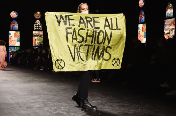 Протест на показе Dior привел зрителей в замешательство